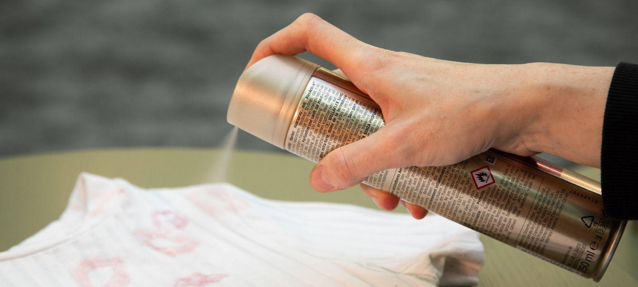 Flecken mit Haarspray einsprühen