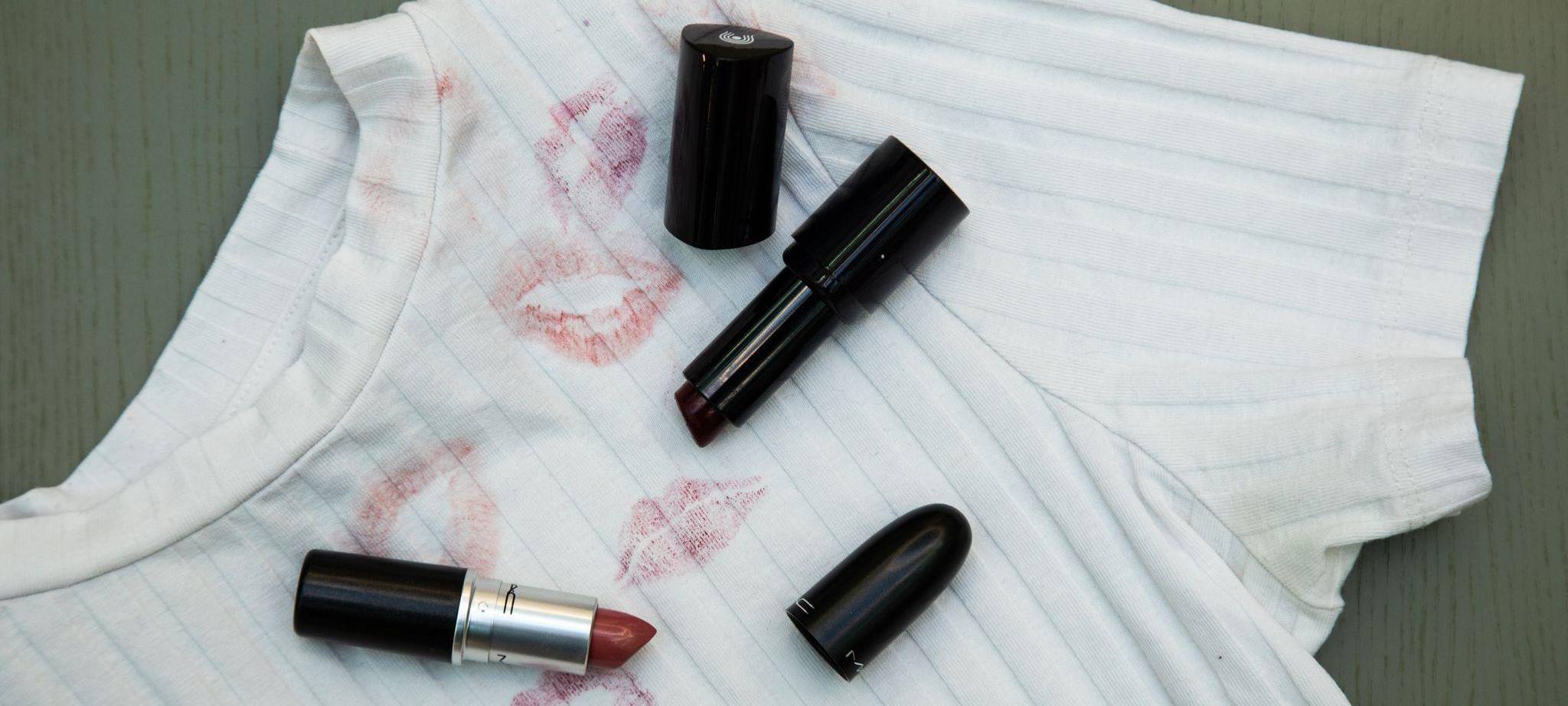 Lippenstift-Flecken auf einem Shirt