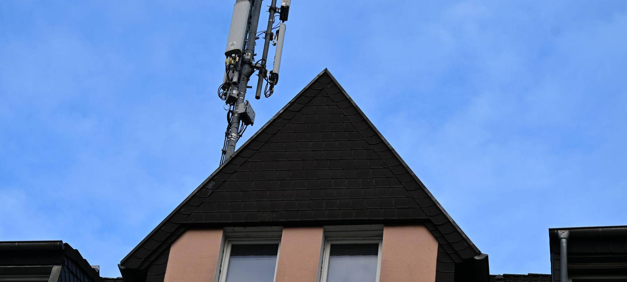 Mobilfunk-Mast auf Wohnhaus