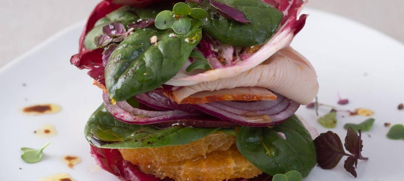 In die Höhe geschichteter Salat