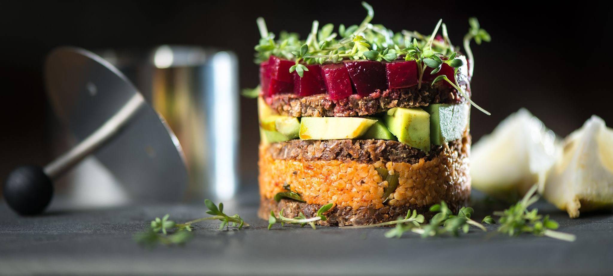 Mit einem Servierring in Form gebrachtes Gericht