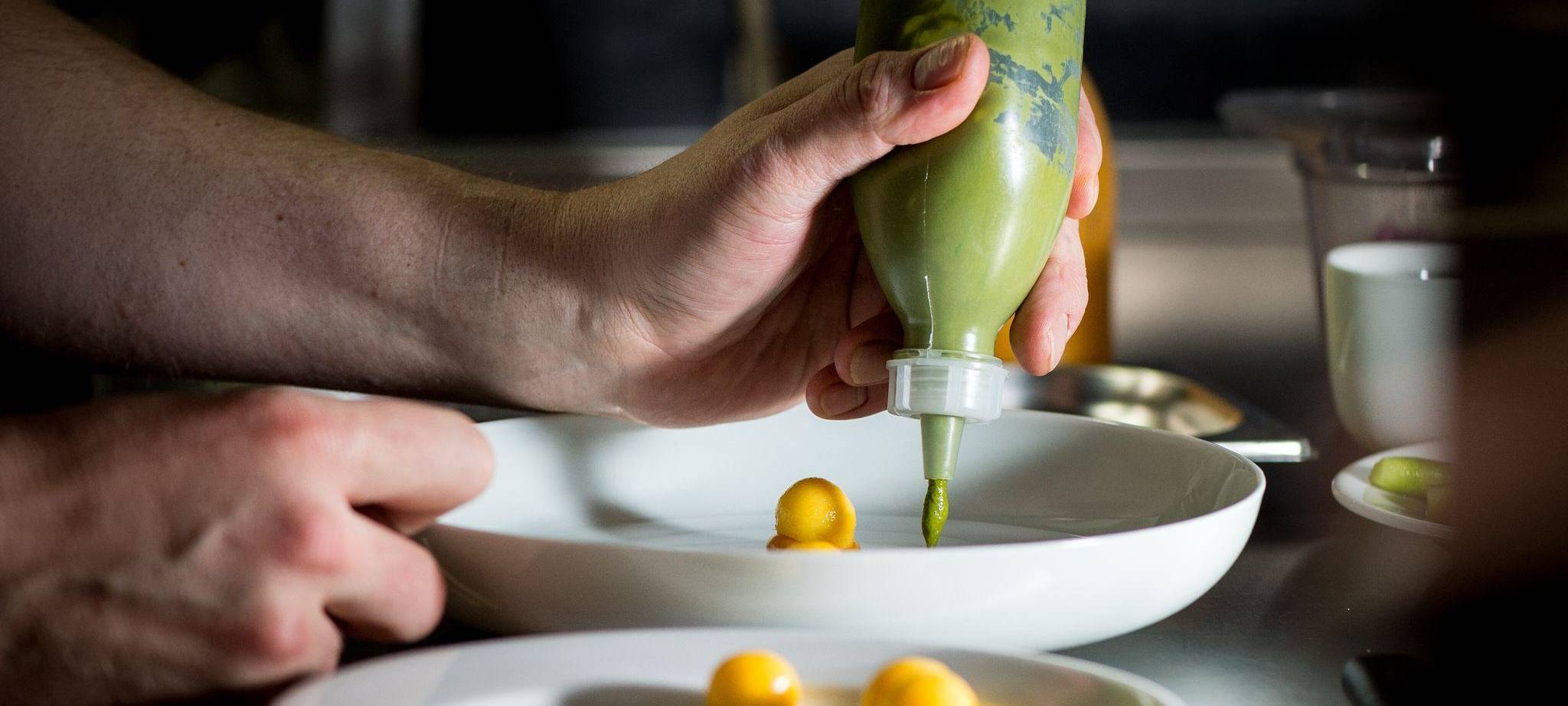 Koch beim Anrichten eines Tellers