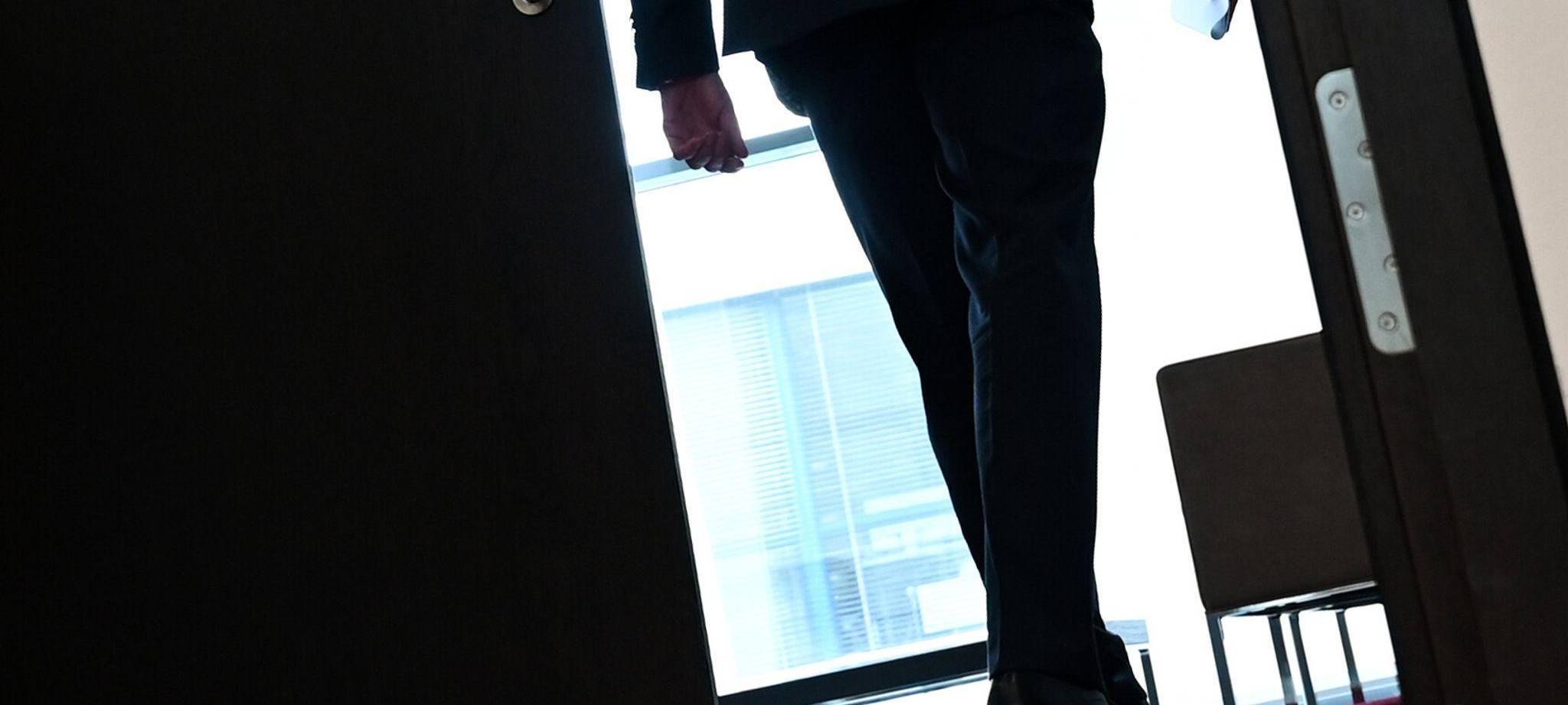 Mann verlässt einen Konferenzraum