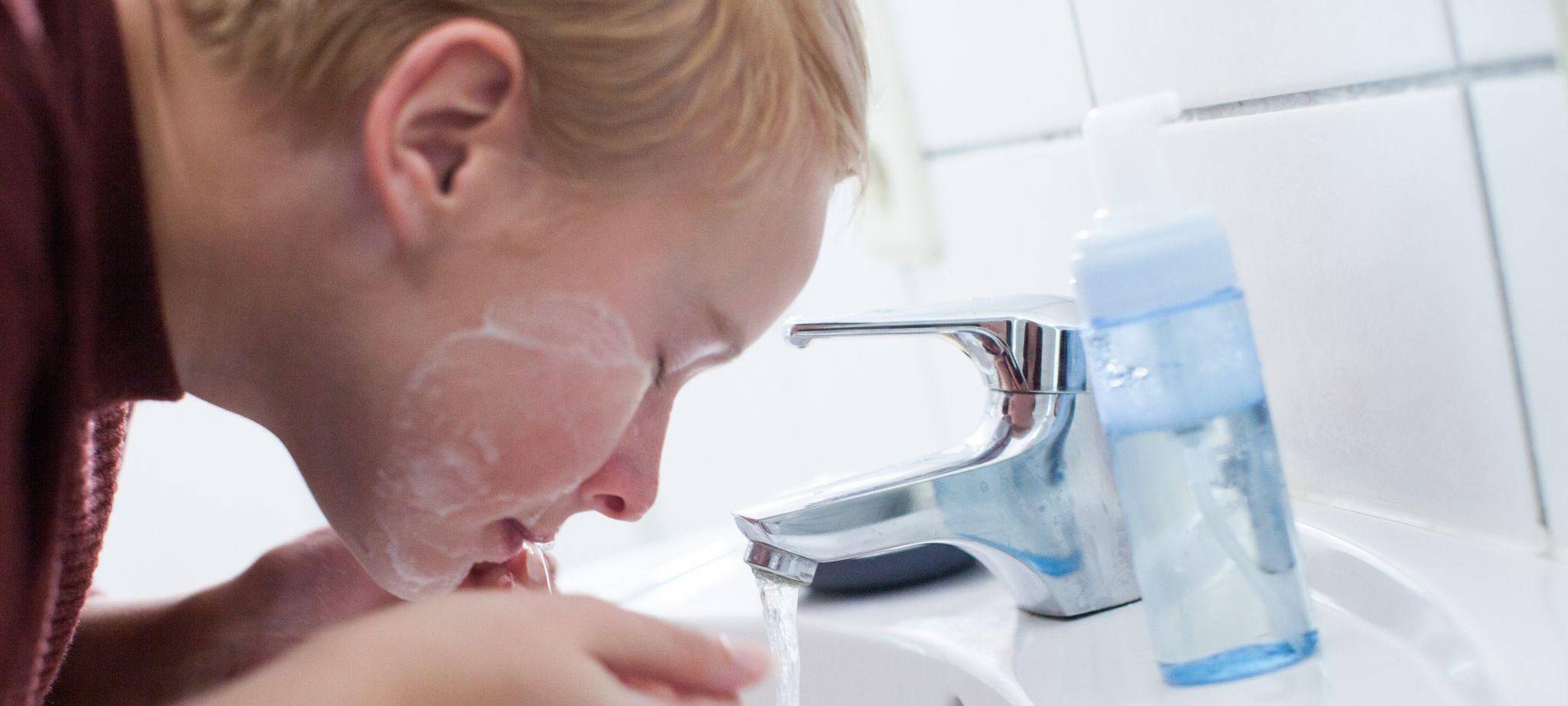 Frau wäscht sich das Gesicht