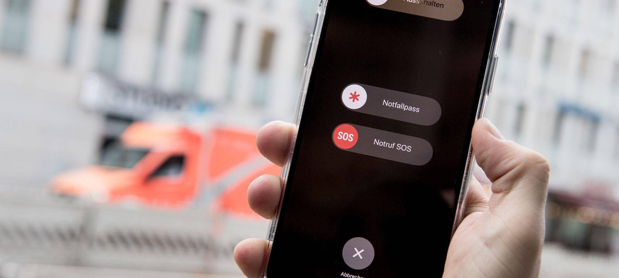 Mann bedient Funktion «Notruf SOS» auf seinem iPhone