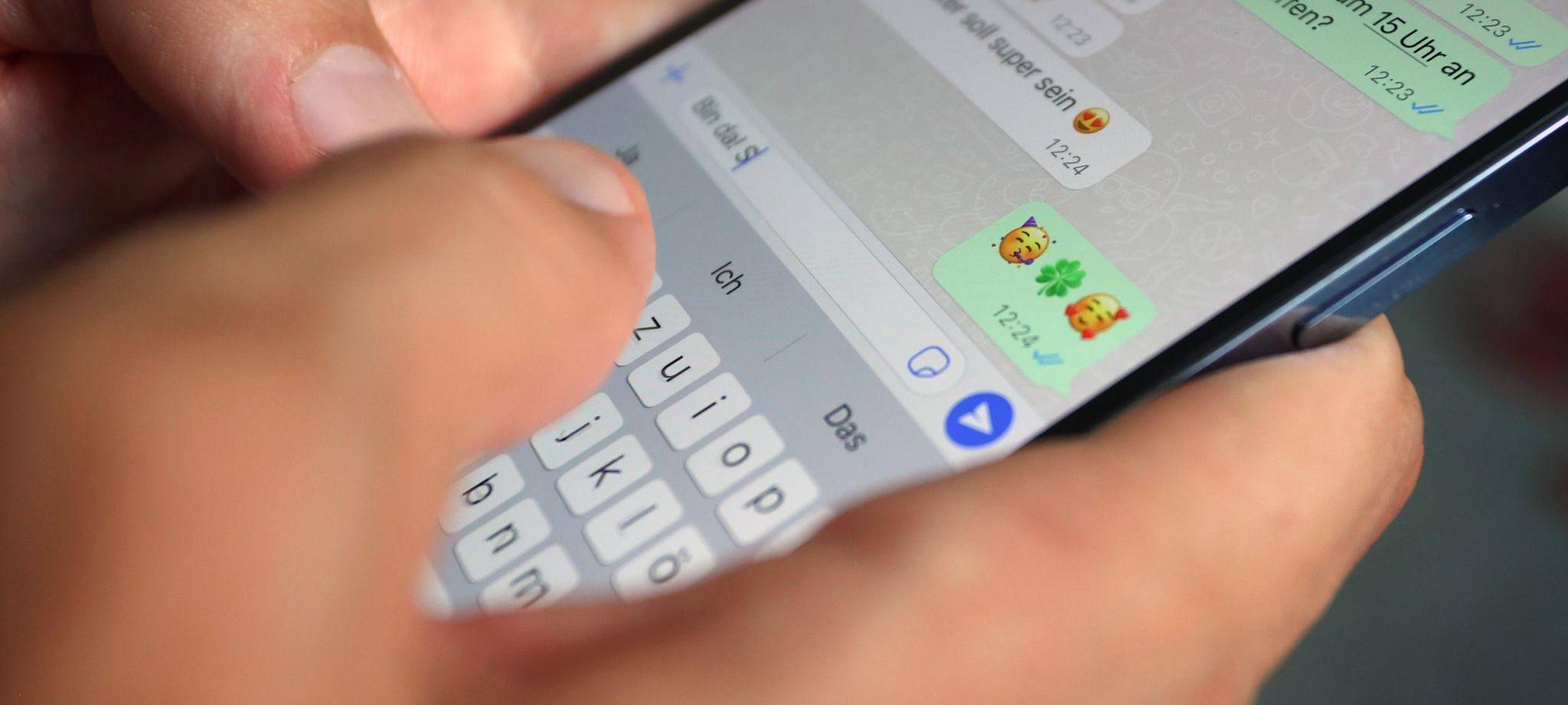 Mann tippt eine Whatsapp-Nachricht