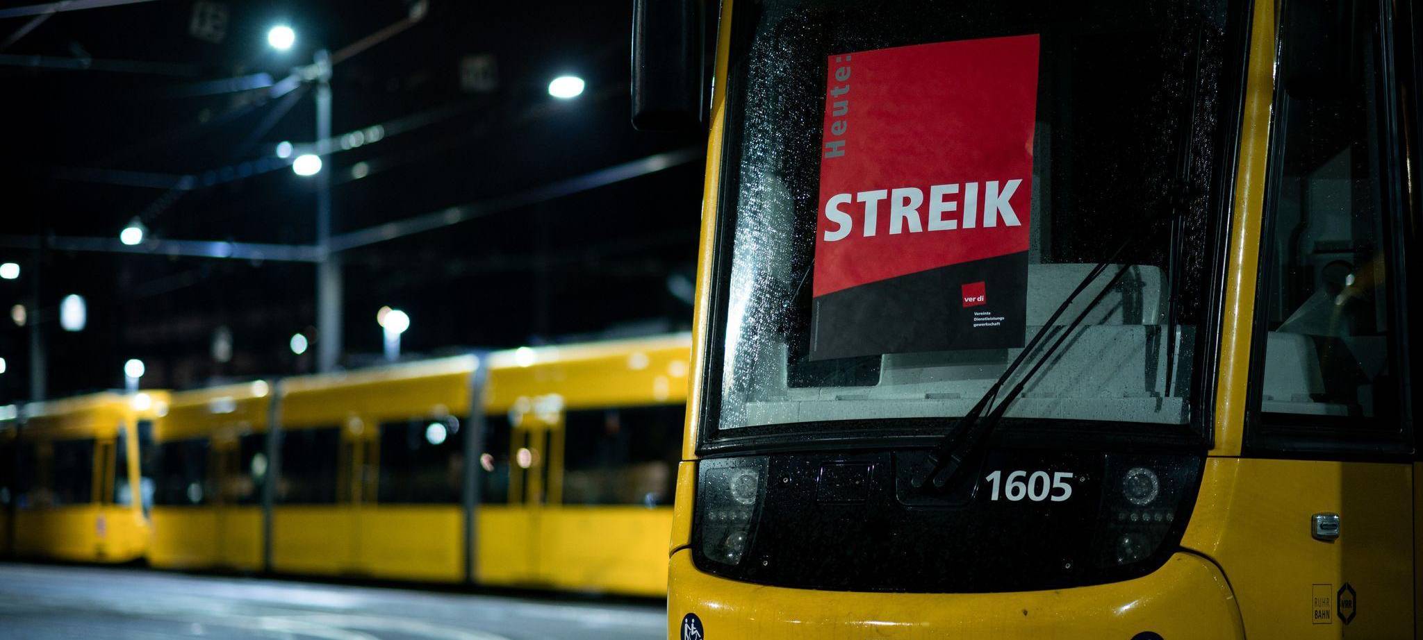 «STREIK»-Poster klebt auf einer Bahn im Depot der Ruhrbahn