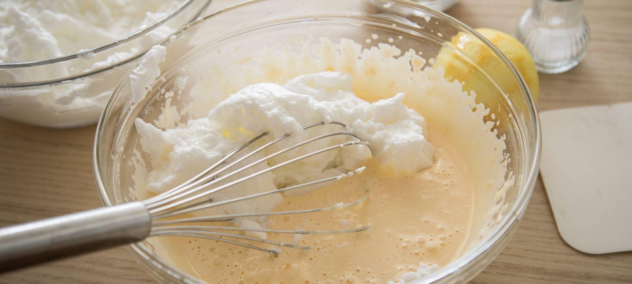 Aufgeschlagene Eischnee wird unter Eigelb-Zucker-Masse gehoben