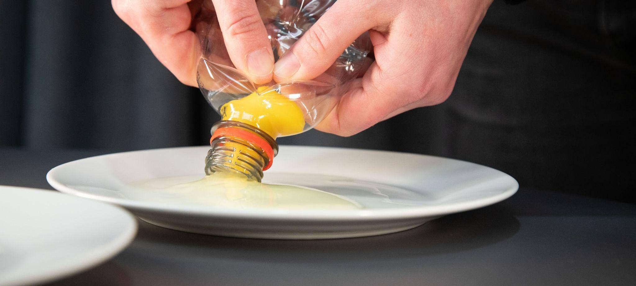 Das Eigelb wird in eine Plastikflasche gesogen