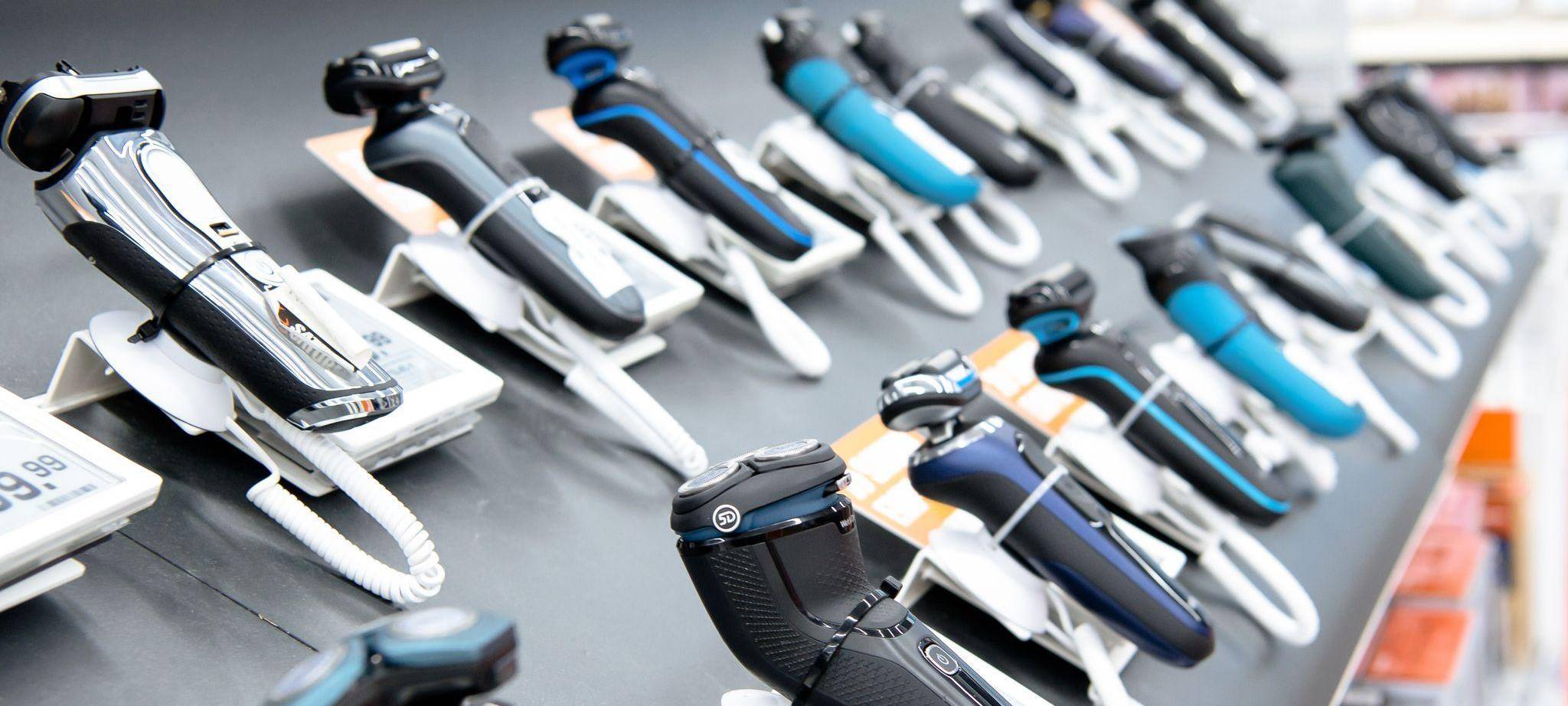 Herrenrasierer liegen in der Filiale des Elektronikmarkts