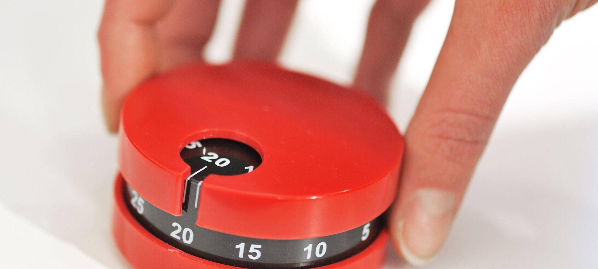 Eine Person stellt eine Küchenuhr