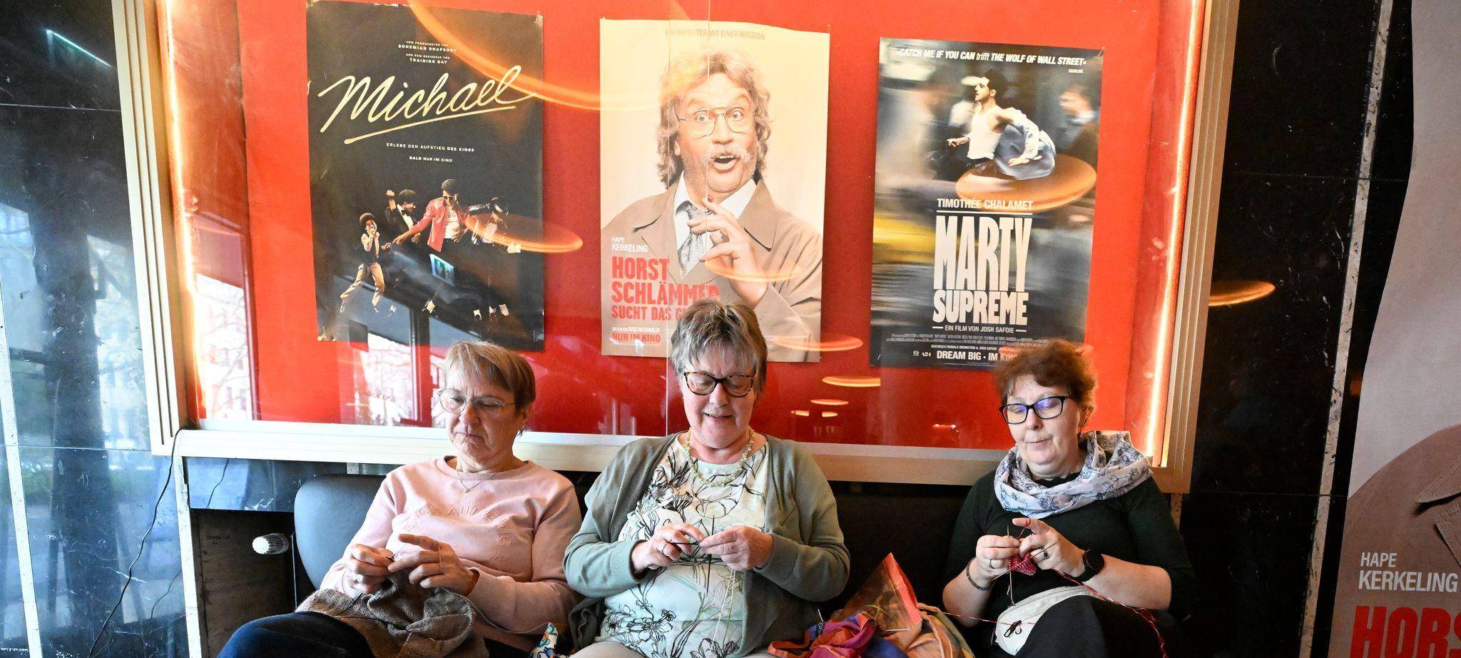 Mit Stricknadel und Wollknäuel ins Kino