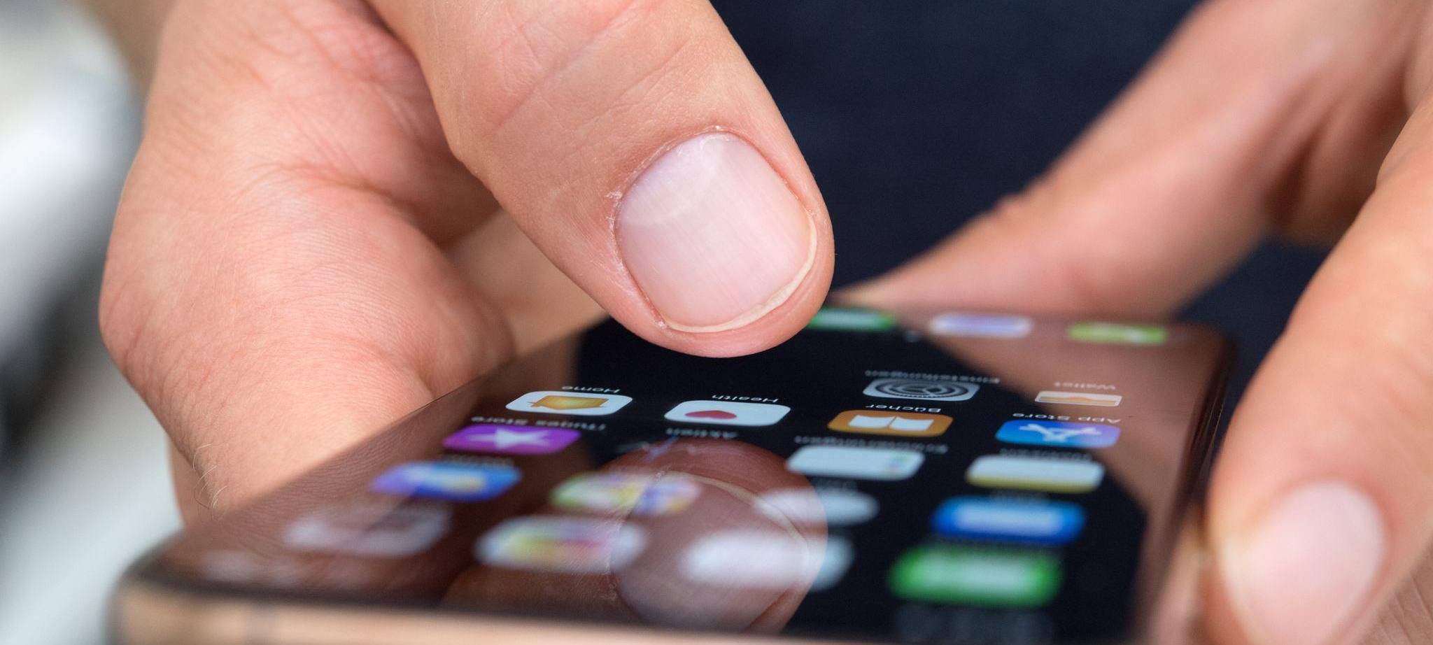 Ein Mann benutzt ein iPhone