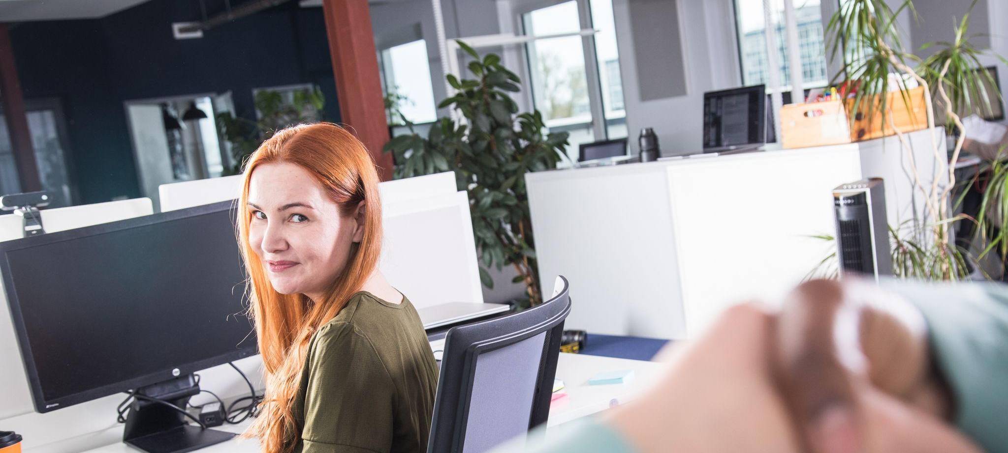 Kollegen reichen sich im Büro die Hände