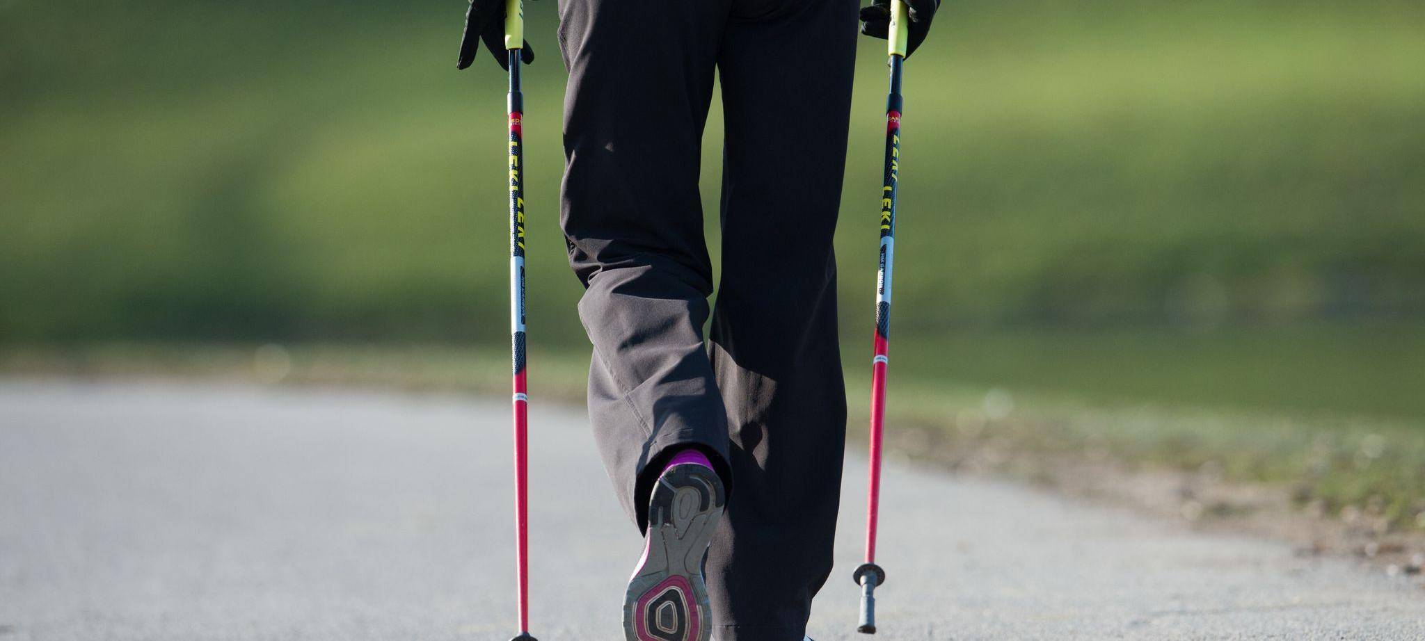 Person beim Nordic Walking