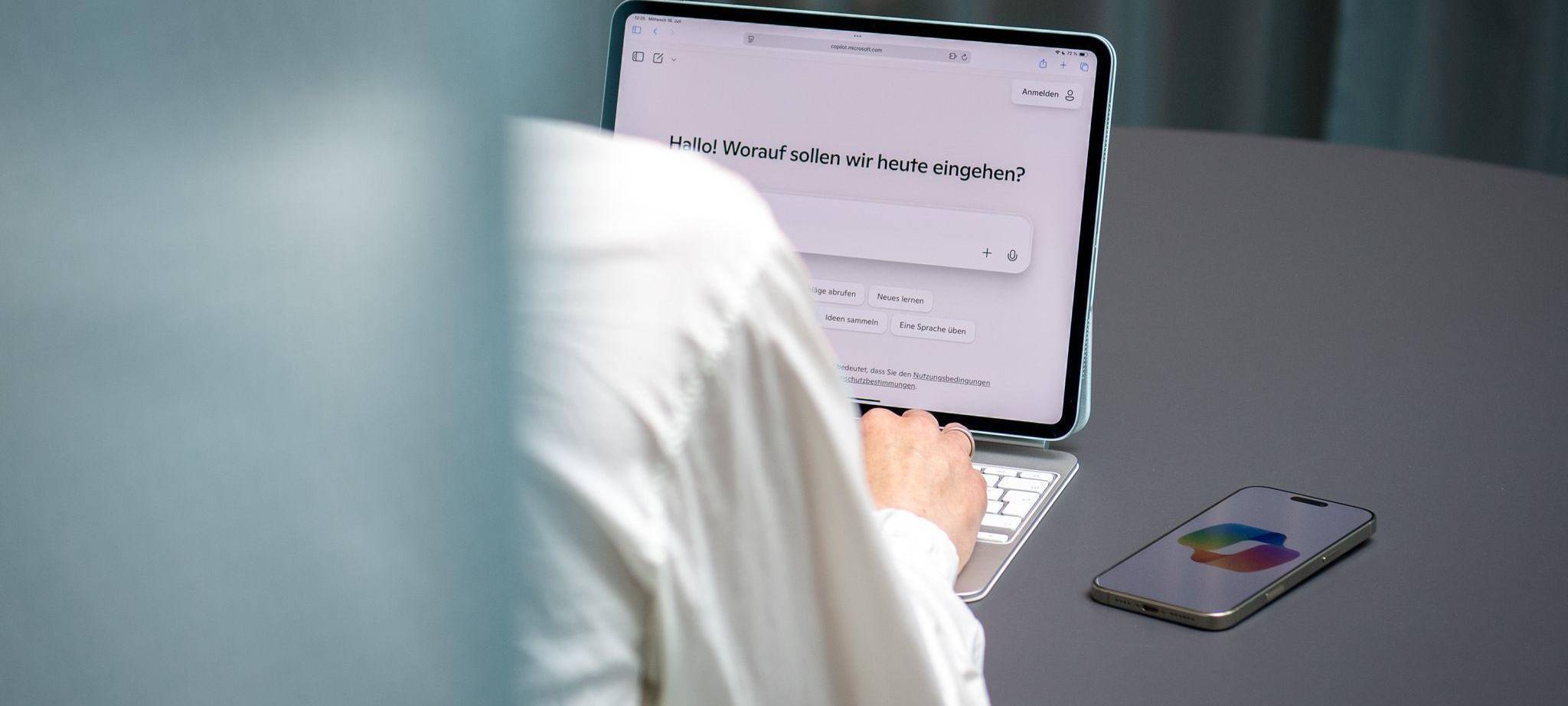 Eine Frau nutzt den KI-Assistenten Microsoft Copilot auf iPad