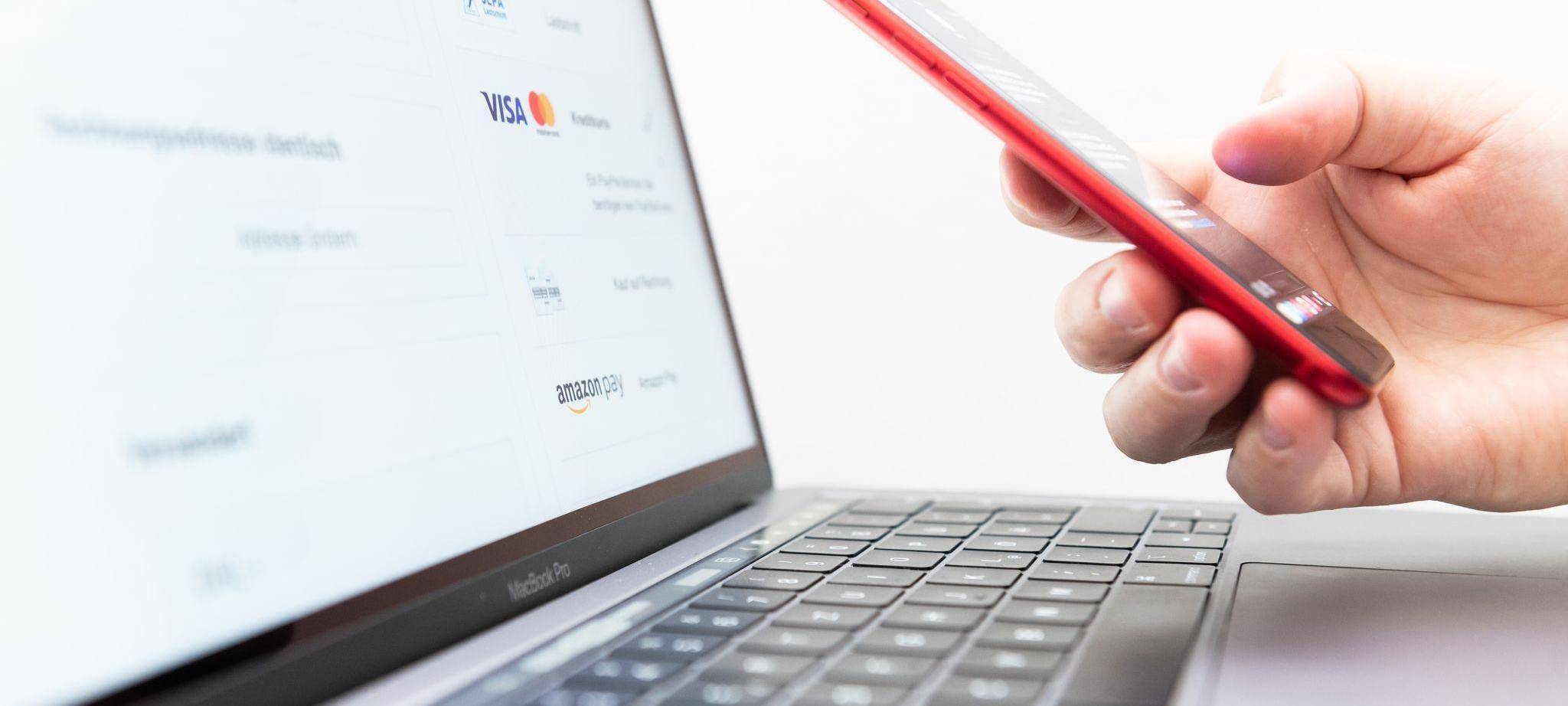 Eine Person tätigt einen Onlinekauf