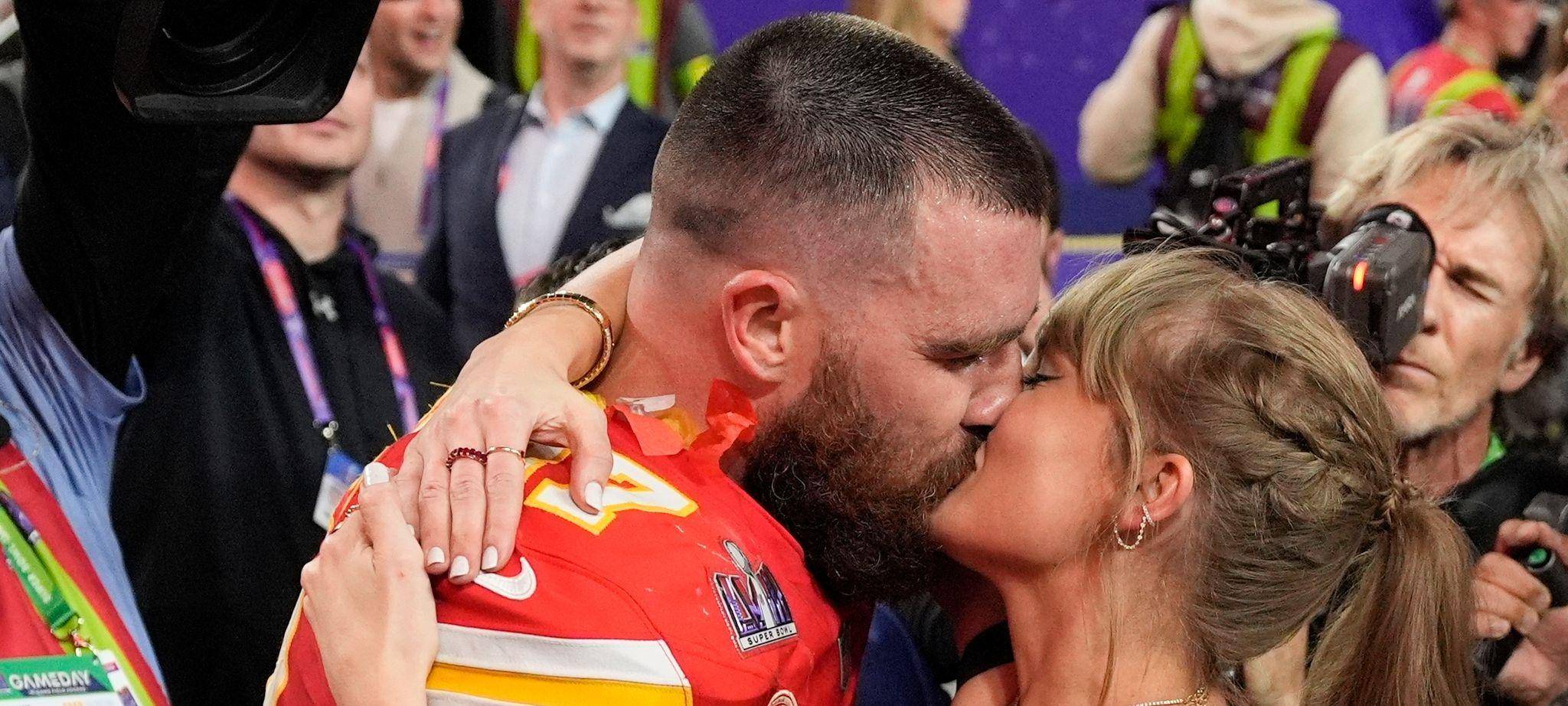 Taylor Swift küsst Travis Kelce