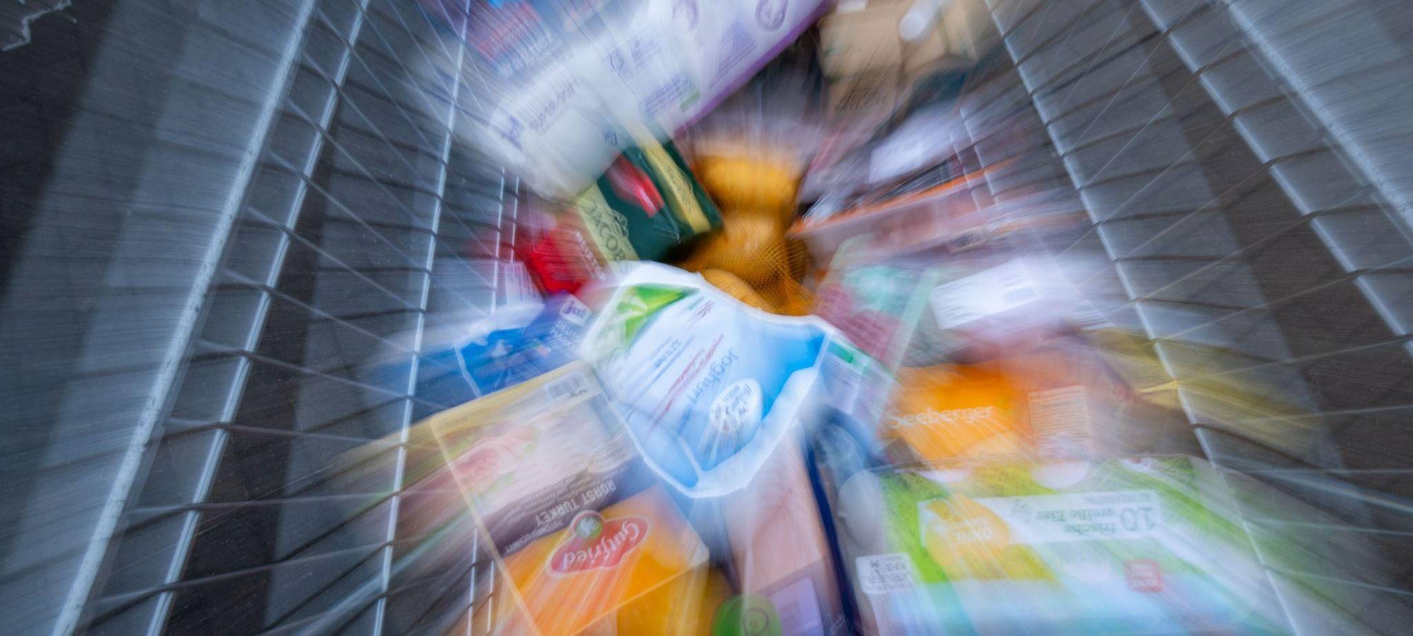 Lebensmittel liegen in einem Einkaufswagen