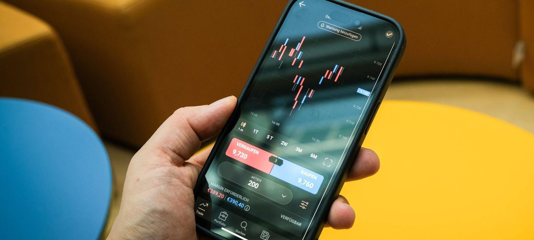 Aktienkurse sind auf dem Display eines Smartphones zu sehen