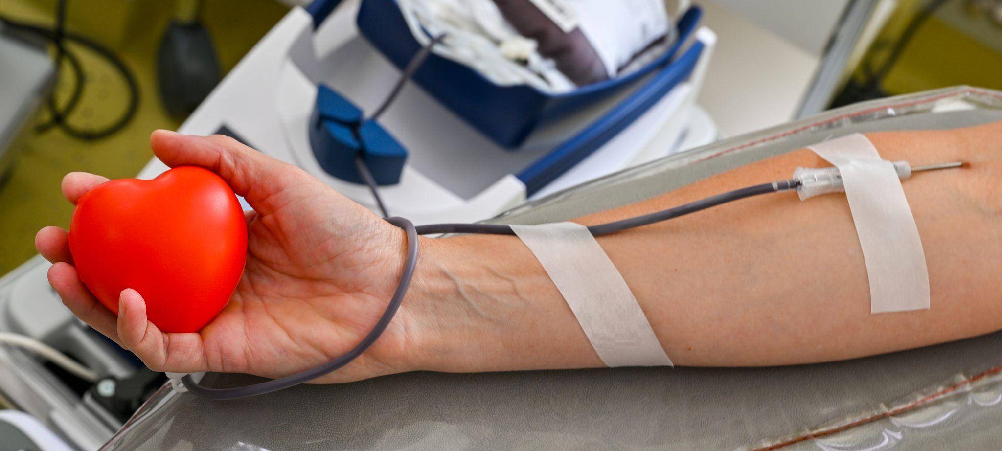 Eine Frau spendet Blut