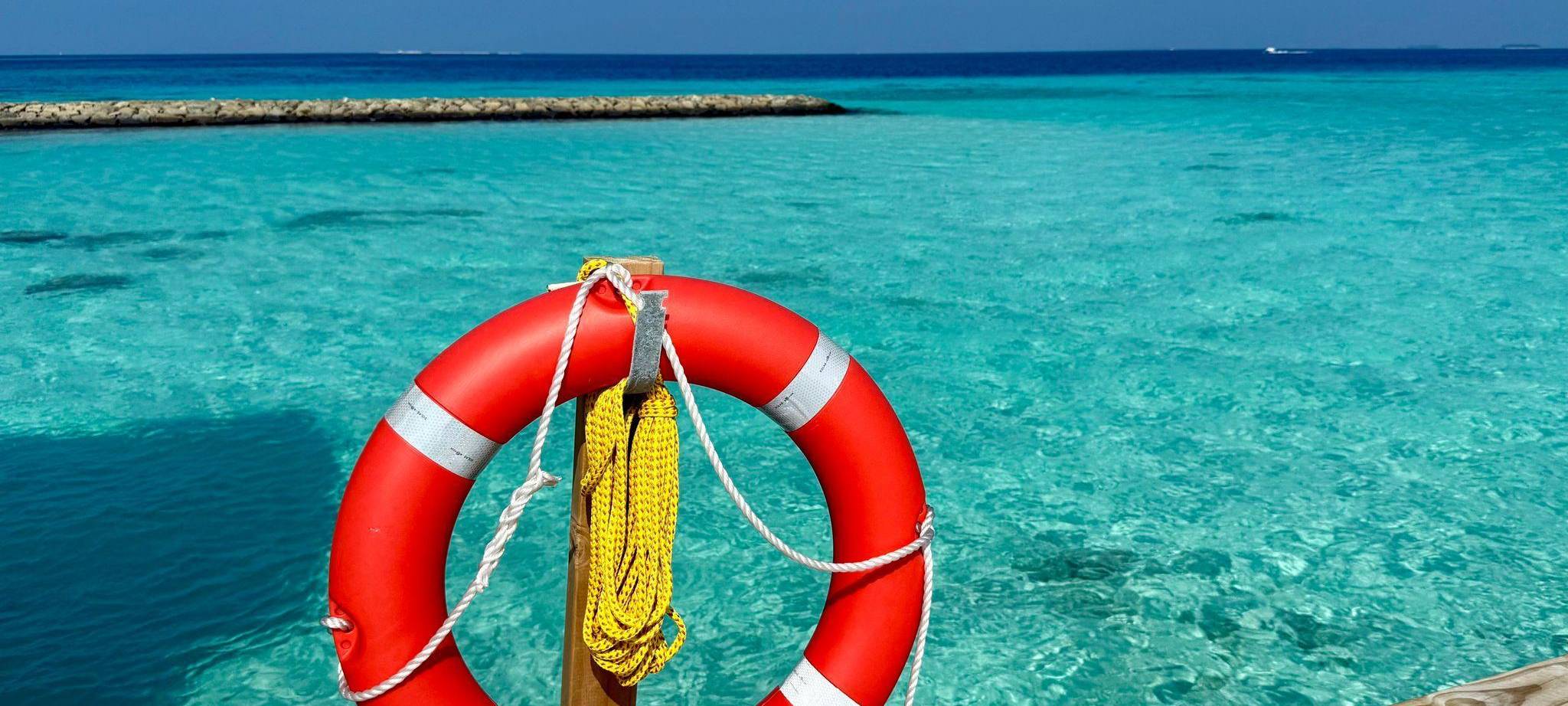Ein Rettungsring an einem Steg am Meer