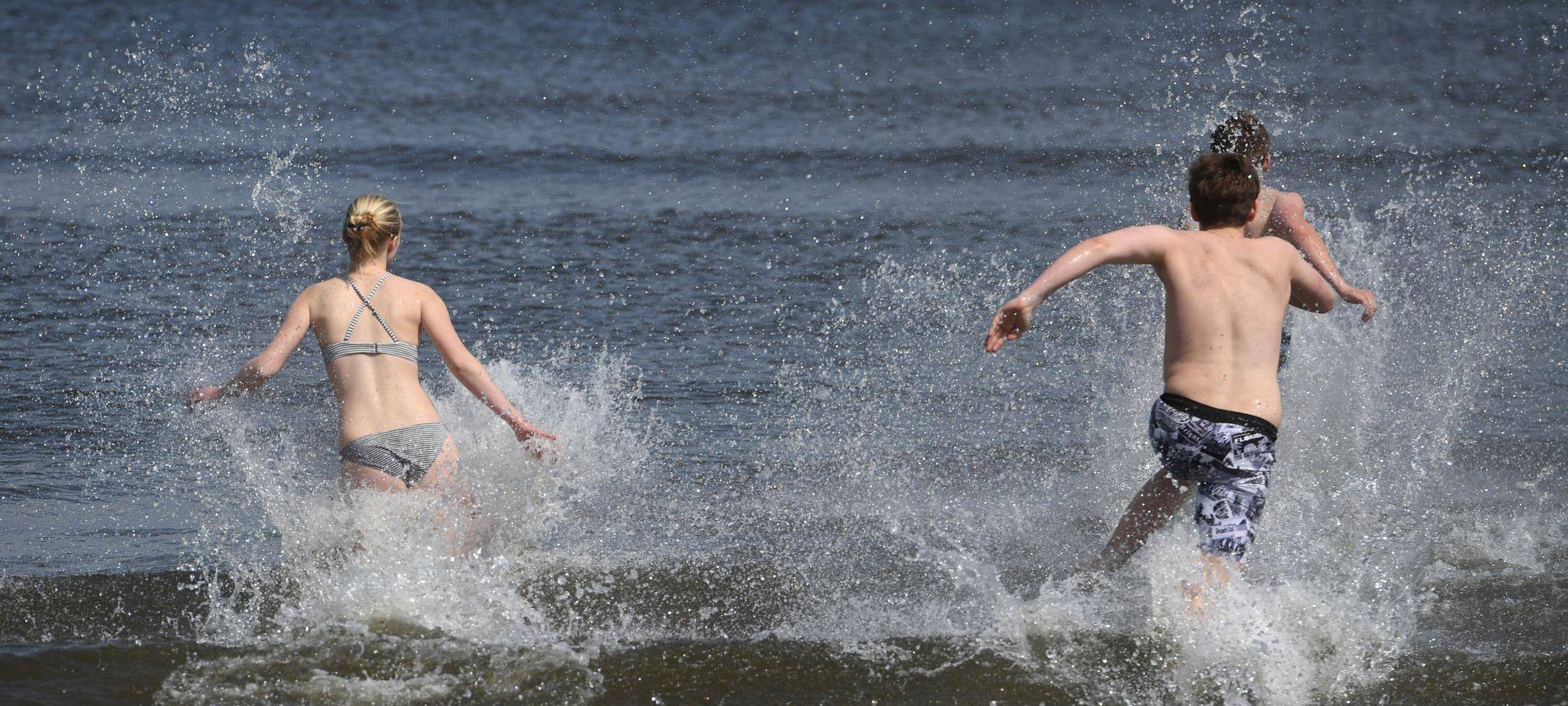 Badegäste laufen in die Ostsee