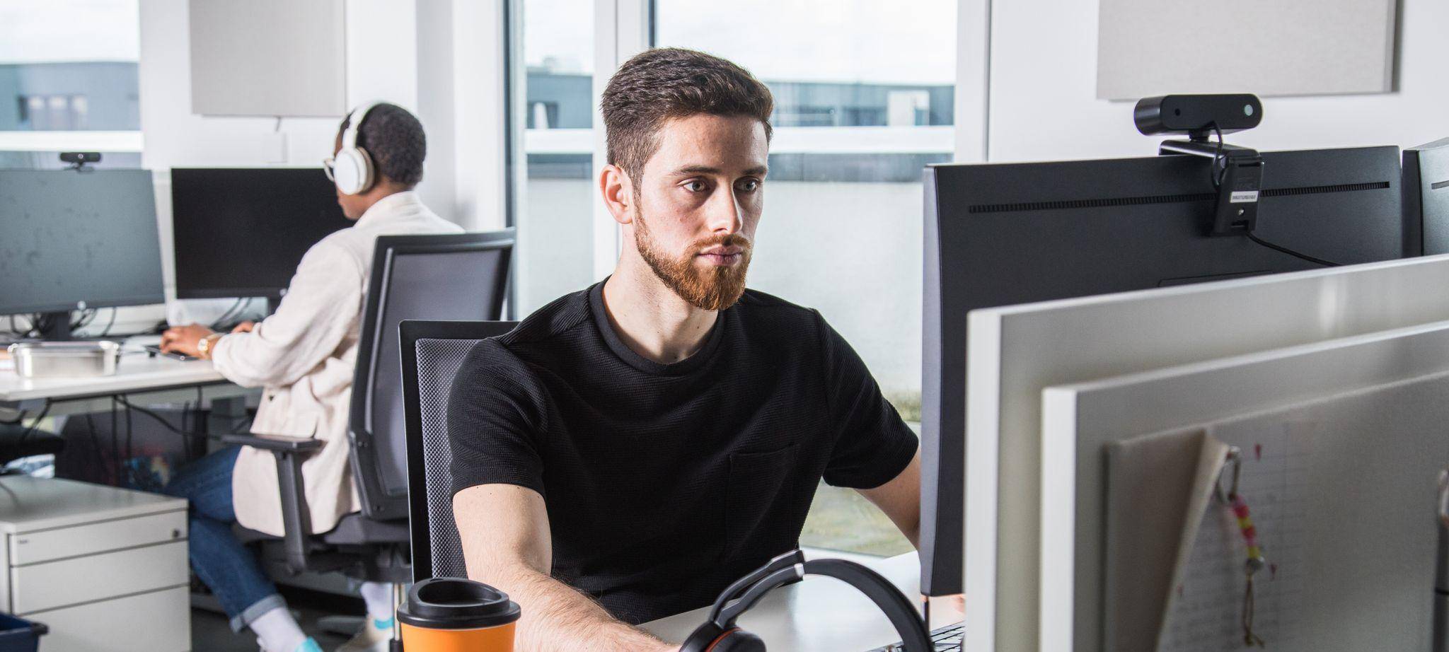 Kollegen arbeiten in einem Büro