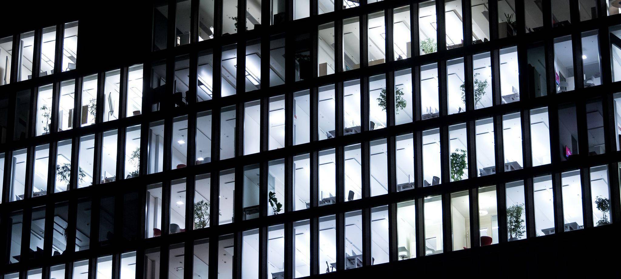 Hell erleuchtete Fenster in einem Gebäude bei Nacht