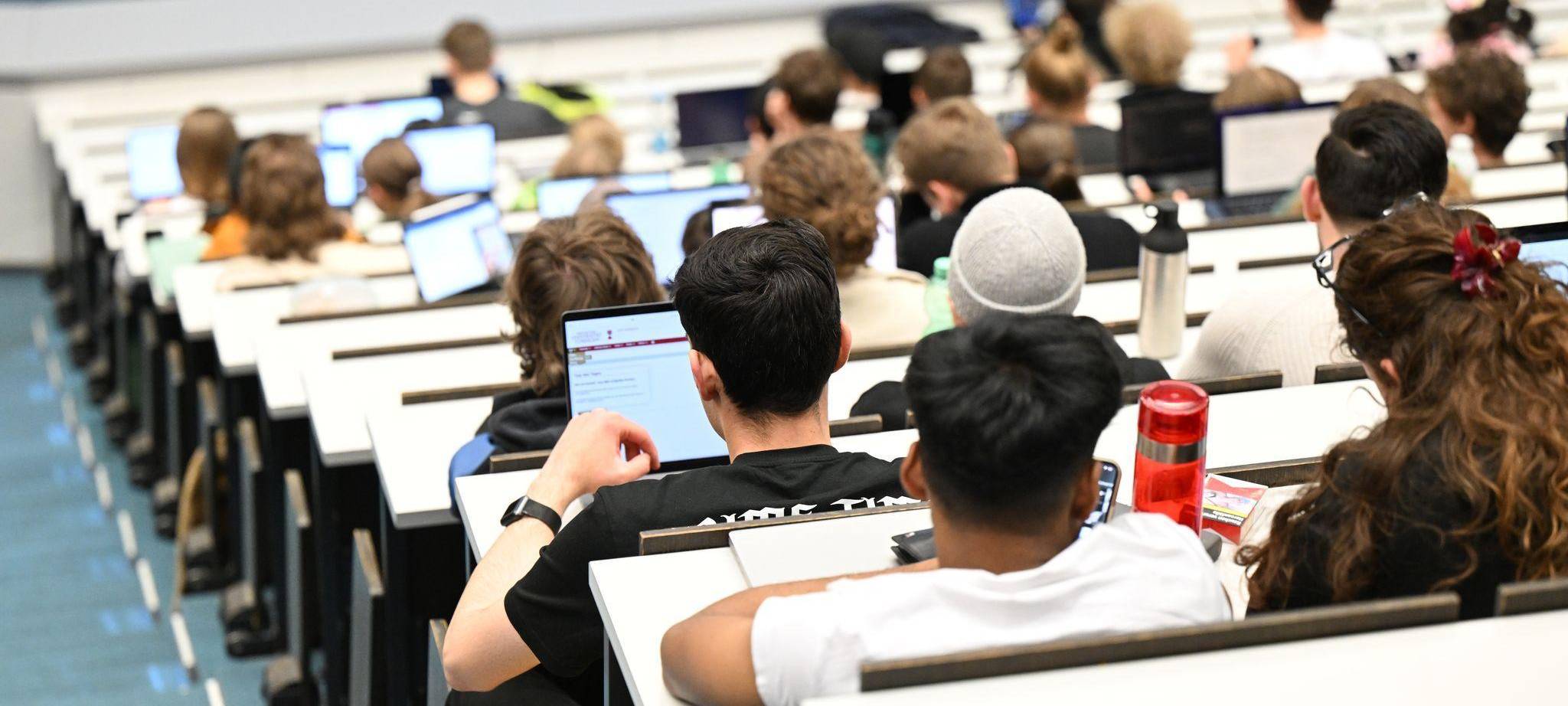 Studenten sitzen in einer Vorlesung in Praktischer Informatik