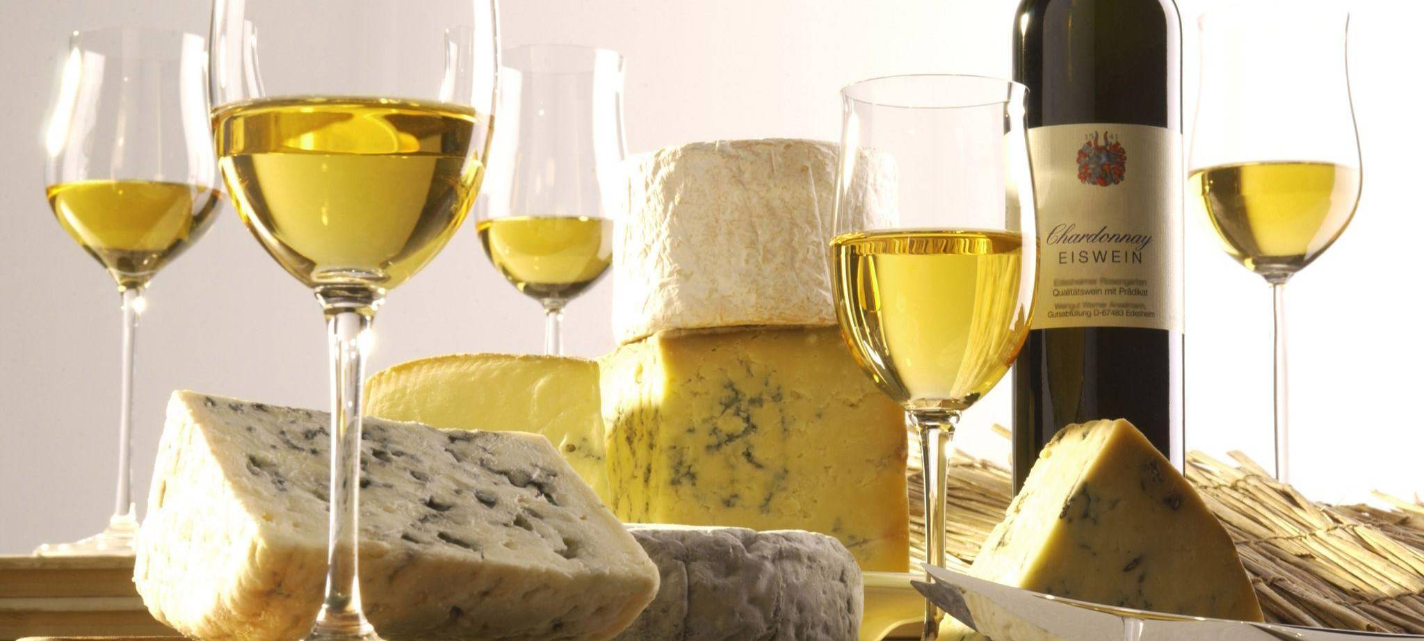 Käse und Wein stehen auf einem Tisch