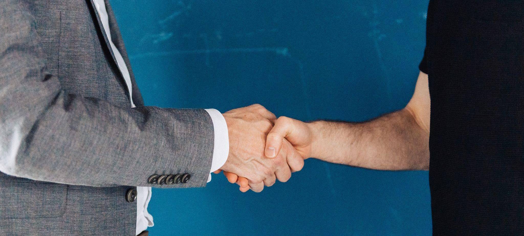 Zwei Geschäftsleute geben sich die Hand