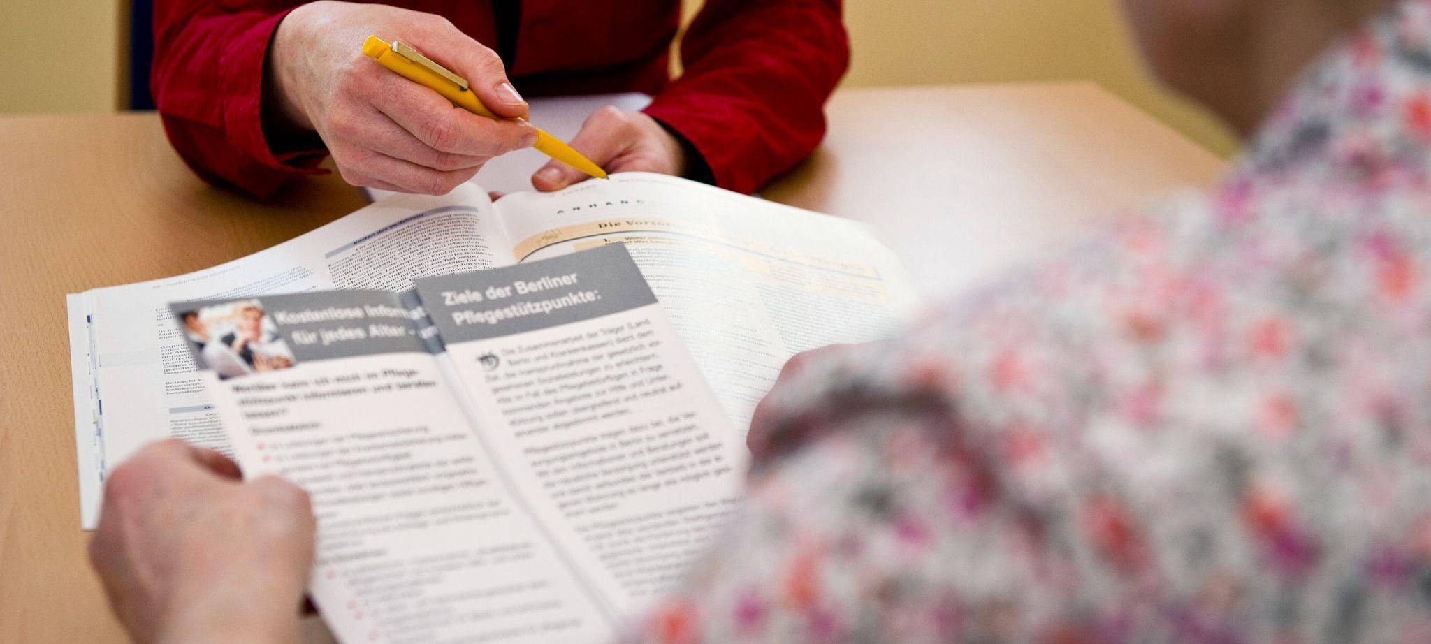 Beratung in einem Pflegestützpunkt in Berlin