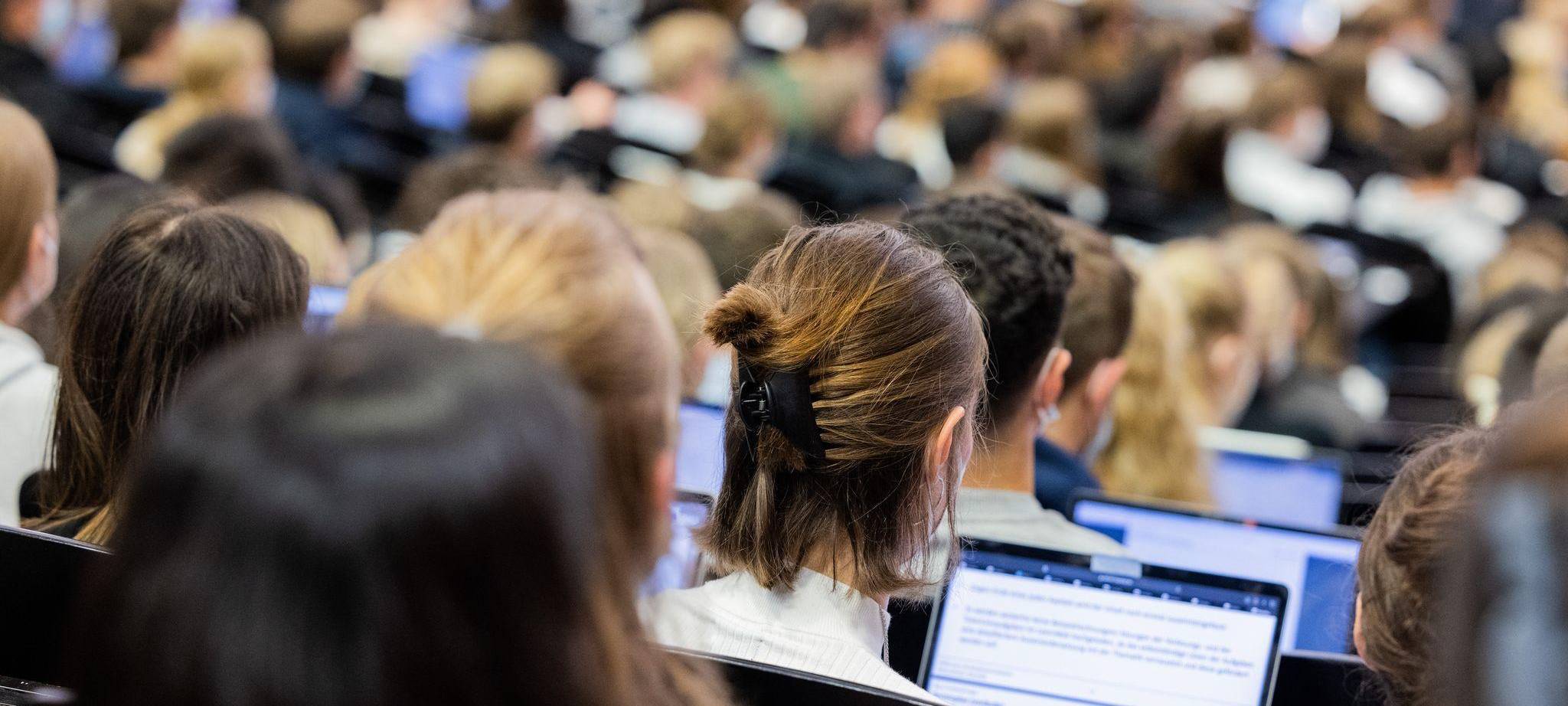 Studentinnen und Studenten in einem Hörsaal