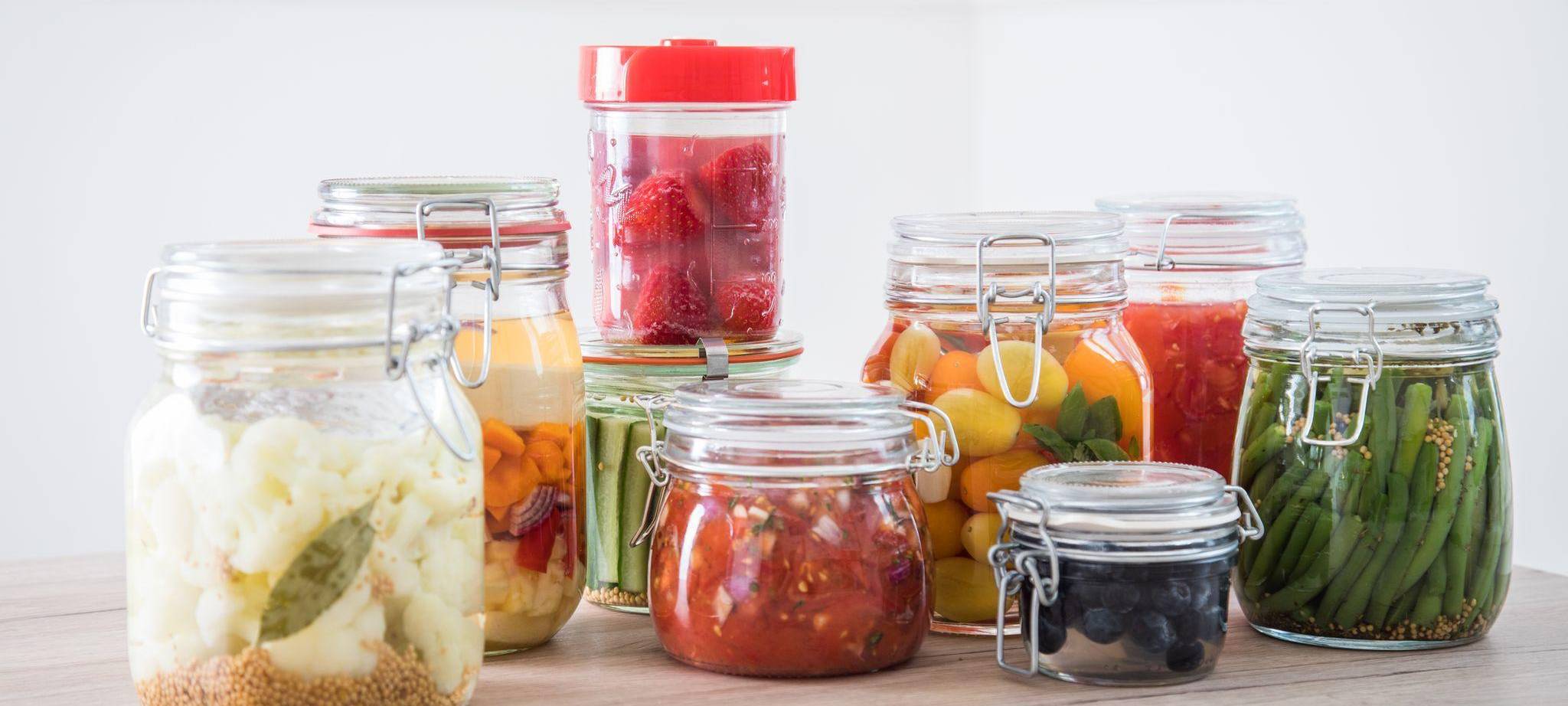 Fermentierte Lebensmittel in Gläsern