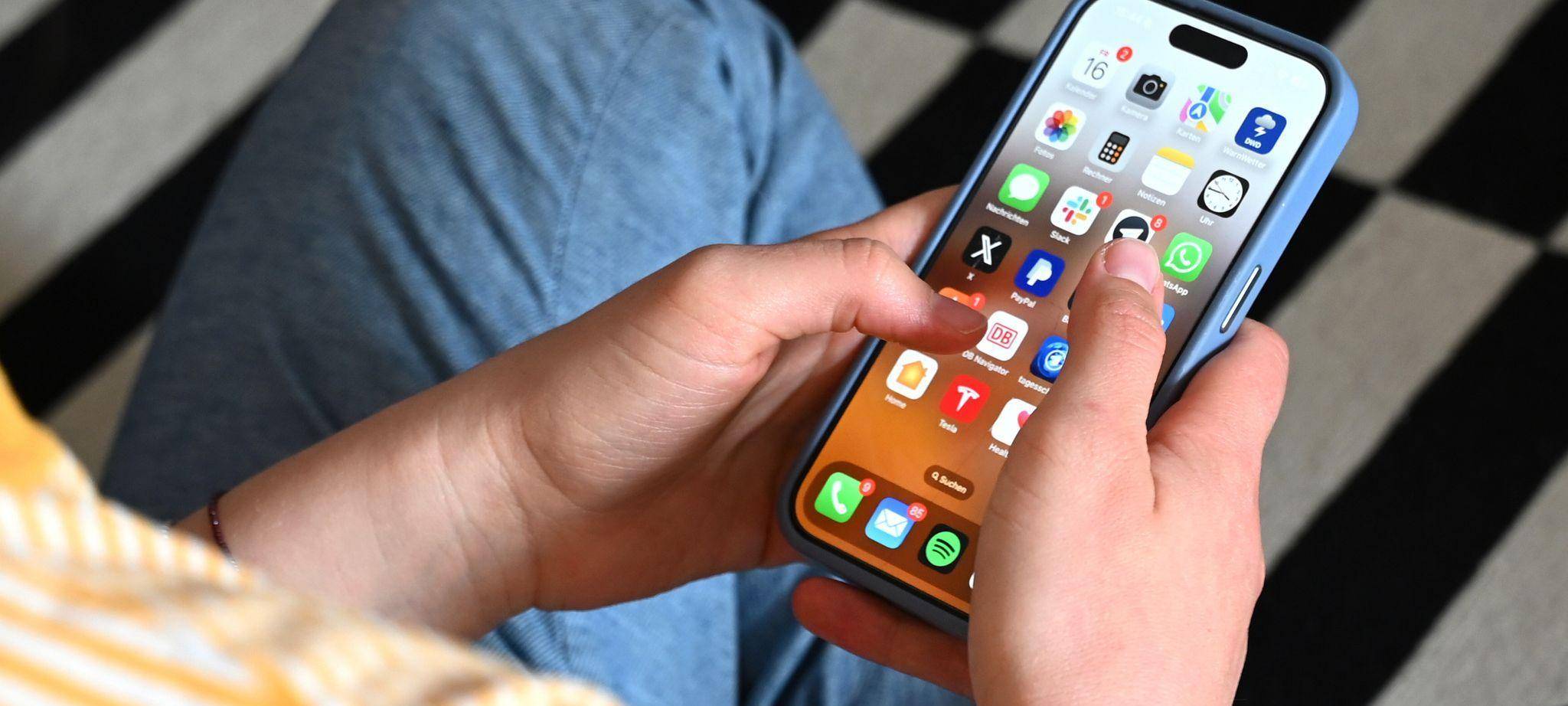 Auf dem Display eines Smartphones sind zahlreiche Apps zu sehen