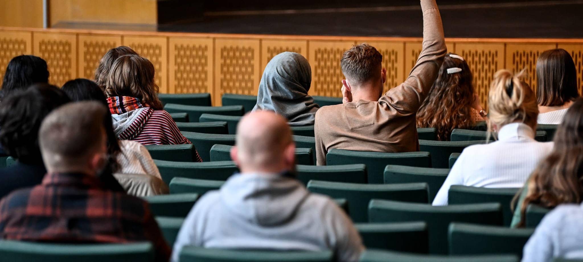 Studenten sitzen im Audimax der Freien Universität Berlin