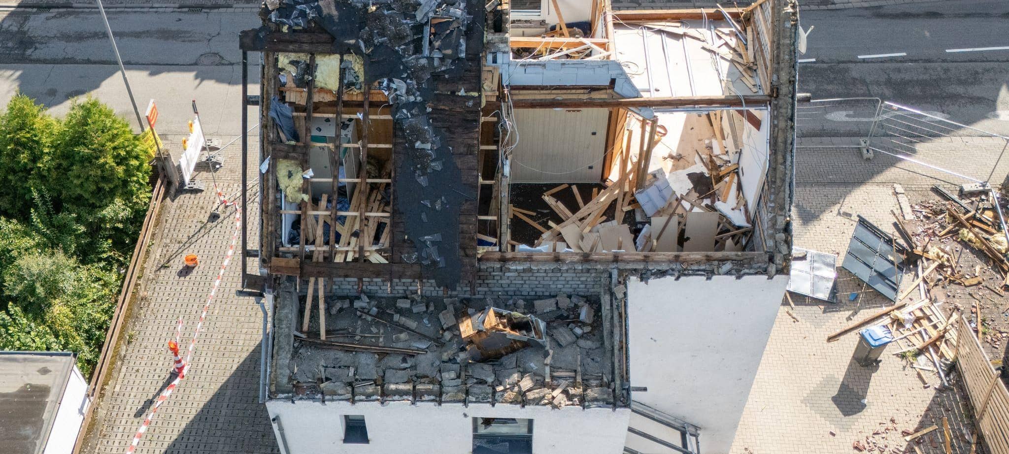 Zerstörungen an Häusern nach einem mutmaßlichen Tornado