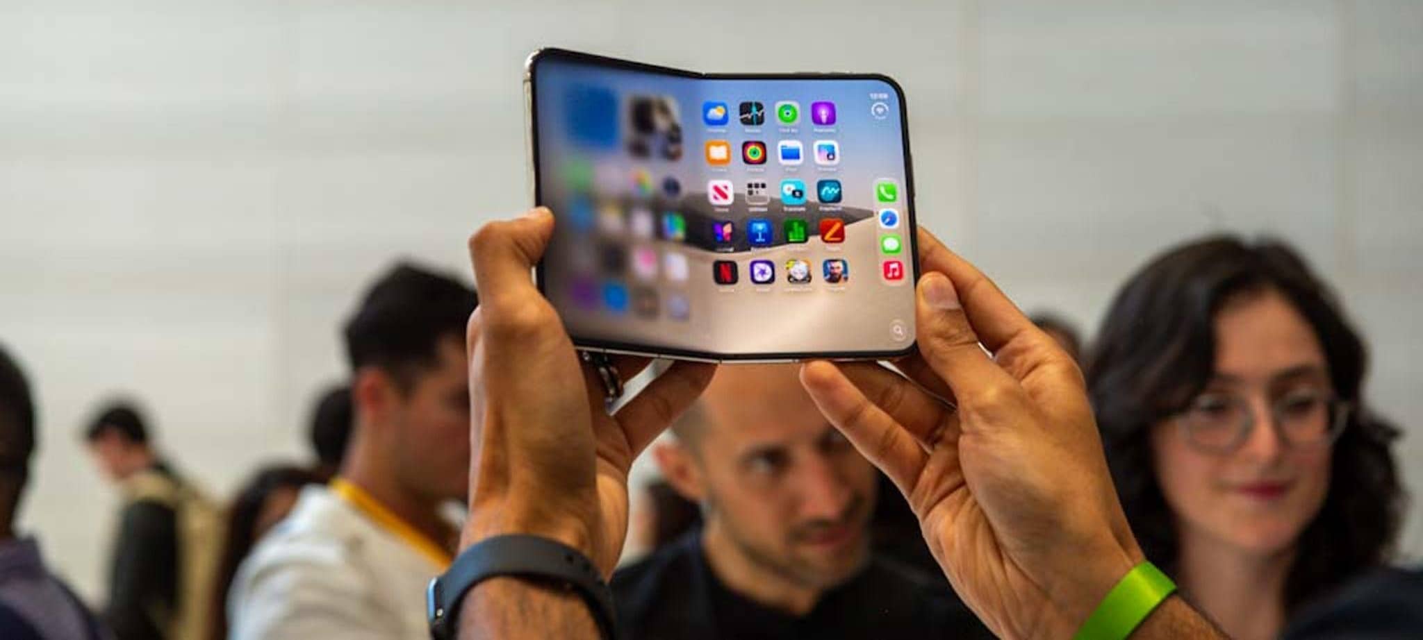 Apple iPhone Duo wird zugeklappt