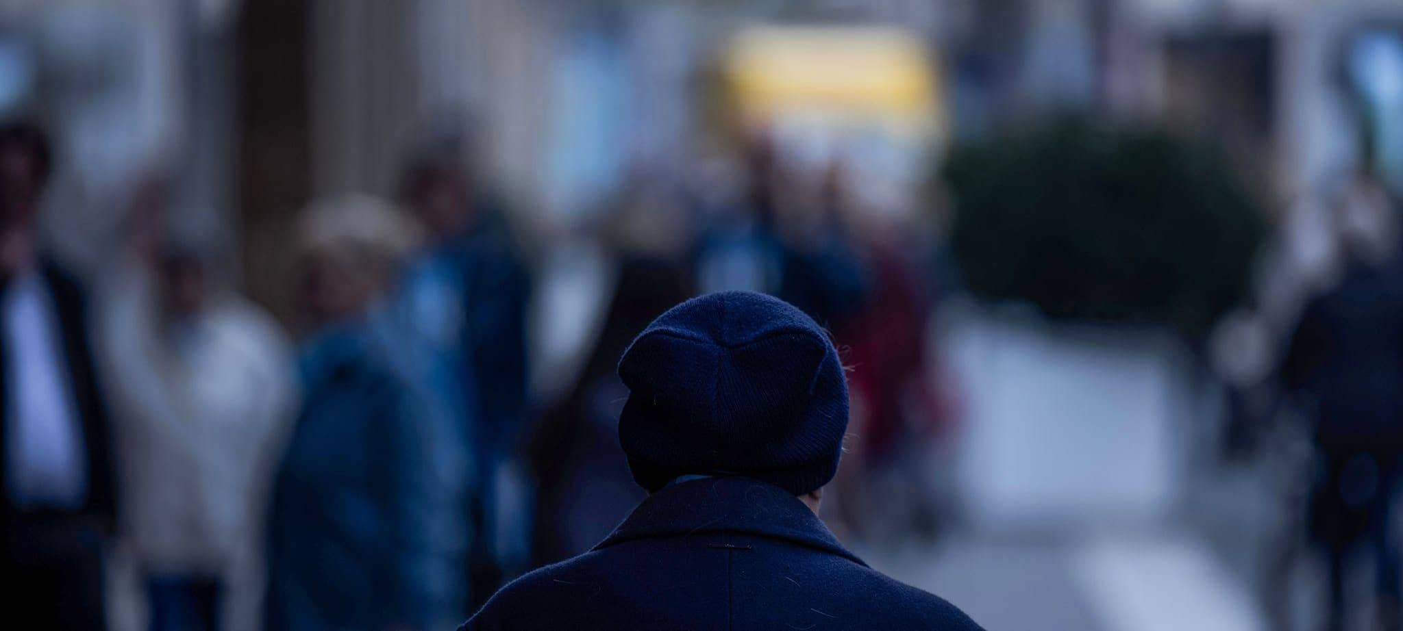 Eine Person geht allein durch die Innenstadt