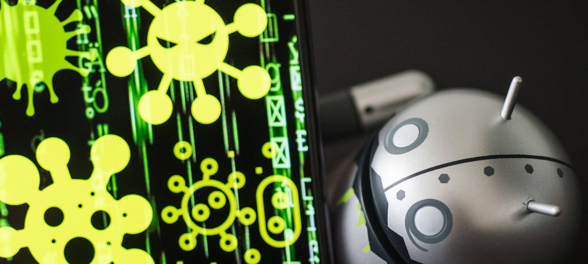 Eine Android-Figur erscheint hinter einem Smartphone